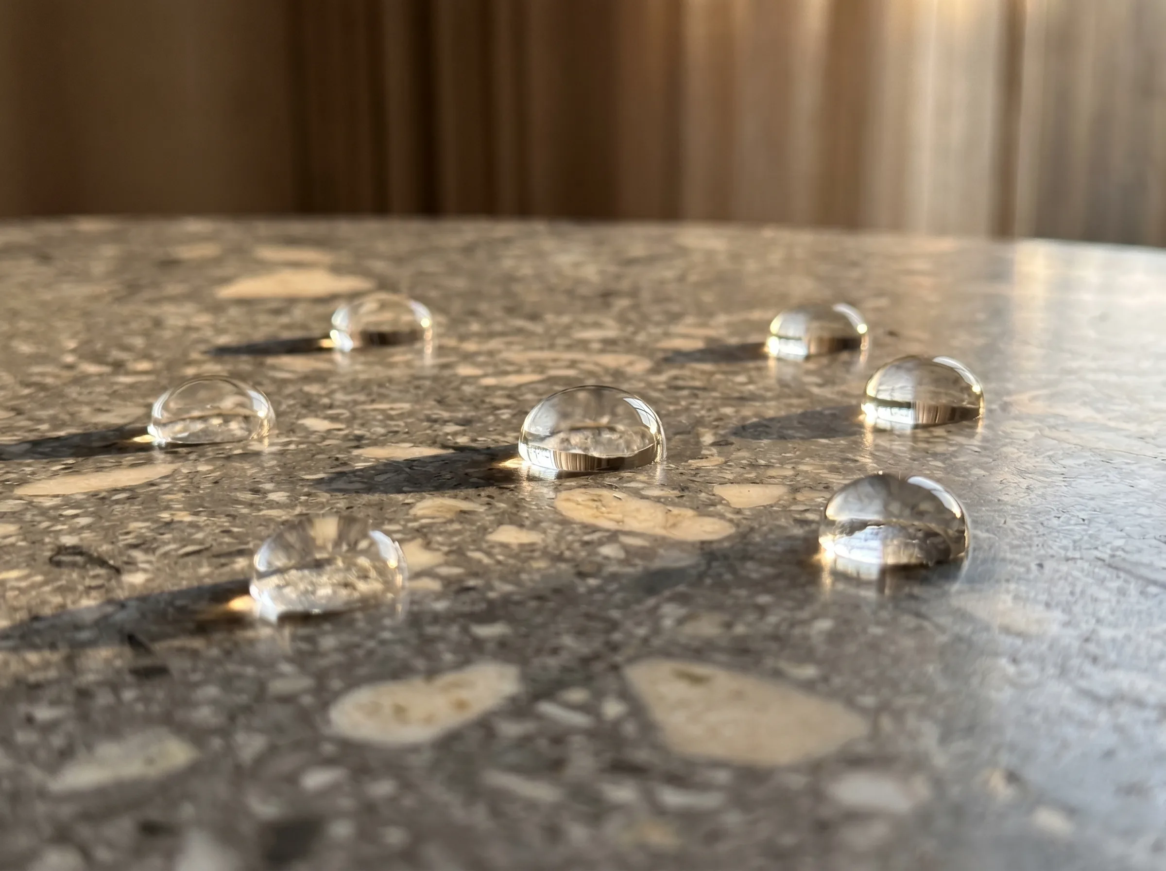 Gotas de agua sobre la cuarcita sin absorberse