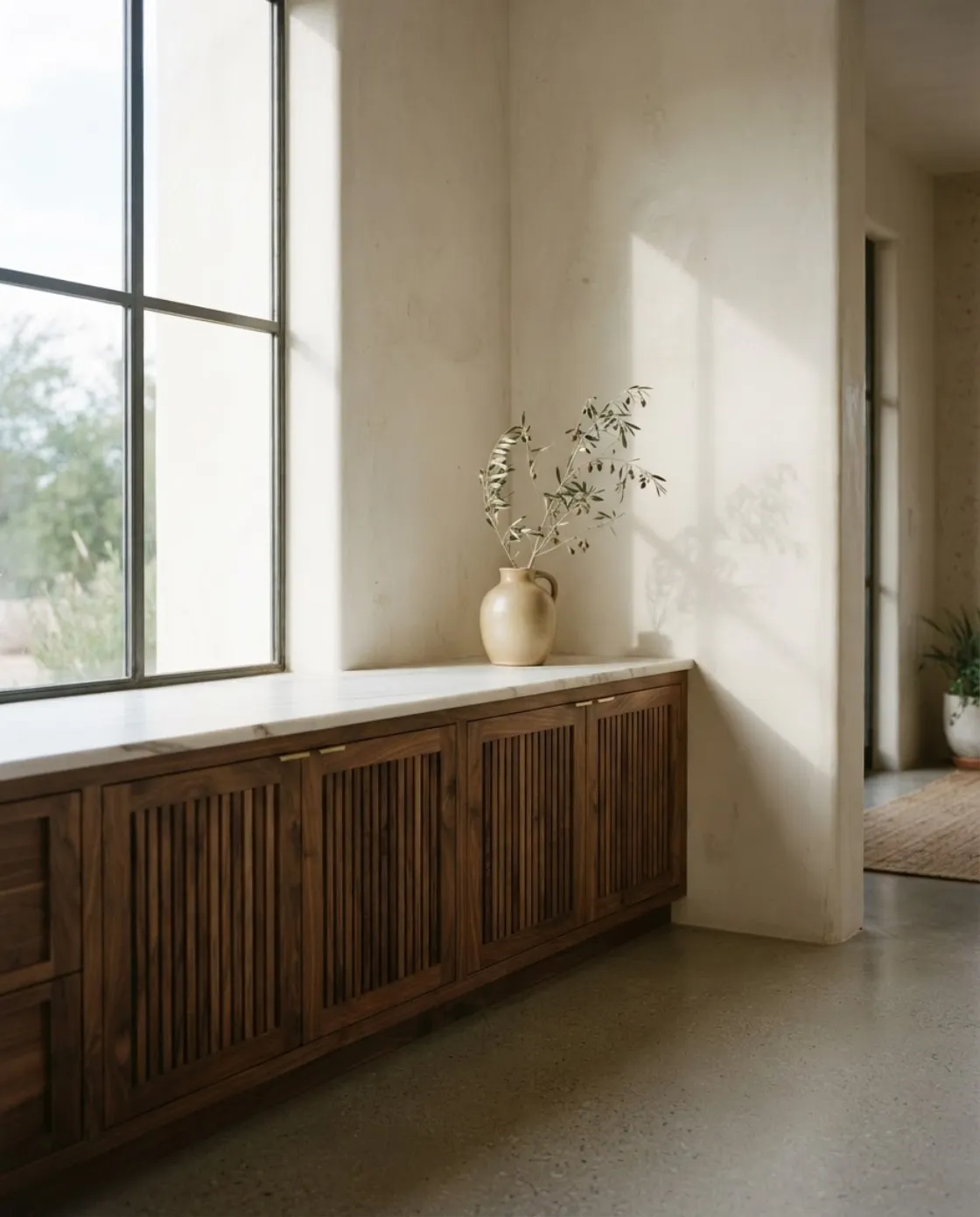 Credenza de madera hecha a la medida con cubierta de cuarcita